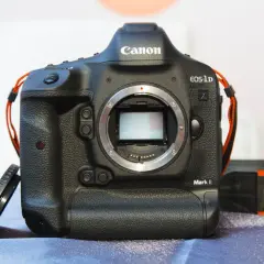Profesjonalny aparat Canon EOS-1D Mark II. Chcesz wiedzieć, jak sprawdzić przebieg aparatu Canon? Ten model to świetny wybór.