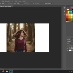 Jak zrobić kolaż w Photoshopie? Widok panelu warstw z kobietą w swetrze i pustym polem obok.