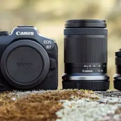 Canon EOS R7 z dwoma obiektywami: 18-150mm i 18-45mm. Idealny zestaw, jeśli zastanawiasz się, jakie aparaty fotograficzne wybrać.