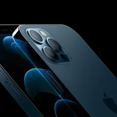 Dwa iPhone'y 12 Pro w kolorze grafitowym, z widocznym potrójnym aparatem.