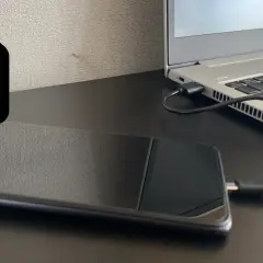 Jak zgrać zdjęcia z aparatu na laptopa? Podłącz telefon do laptopa kablem USB, aby przenieść pliki.