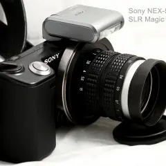 Sony NEX-5 z obiektywem SLR Magic 35mm f1.7 i zewnętrzną lampą błyskową.