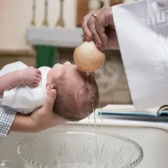 Chrzest dziecka. Warto wiedzieć, ile kosztuje fotograf na chrzest, by uwiecznić ten ważny moment.