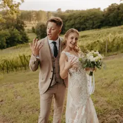 Para wesele w winnicy, z bukietem i obrączkami. Szukacie fotografa, który uchwyci takie emocje?
