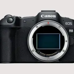 Czarny aparat lustrzanka Canon EOS R8 z widocznym sensorem.