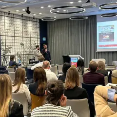 Na sali konferencyjnej trwa szkolenie. Prelegenci przemawiają do zgromadzonej publiczności. Idealne imprezy na które wynajmujemy fotografa, by uwiecznić ważne momenty.