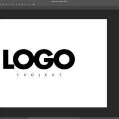 Jak zrobic logo w Photoshop: widok interfejsu programu z panelem warstw i narzędziami, gotowe logo "LOGO PROJEKT".