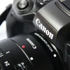 Canon lustrzanka do 500 zł, z obiektywem i paskiem. Idealna dla początkujących fotografów.