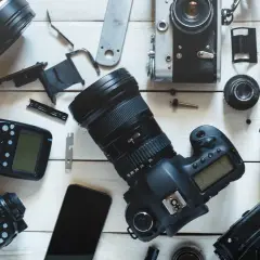 Zestaw sprzętu fotograficznego: lustrzanka na początek, obiektywy, lampy błyskowe i akcesoria.