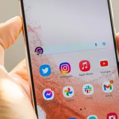 Jak ustawić aparat w Samsung S22? Na ekranie telefonu widać ikony aplikacji: Twitter, Instagram, Apple Music, YouTube, Messenger, Zdjęcia, Slack, Gmail.