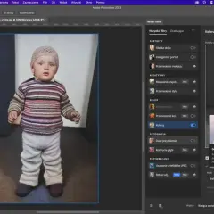 Dziecko w sweterku i czapce. Panel Neural Filters pokazuje opcję "Koloruj", sugerując jak zrobić czarno białe zdjęcie w Photoshop.