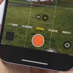 Aplikacja aparatu iPhone, tryb WIDEO. Dowiedz się, jak zrobić filmik ze zdjęć z podkładem muzycznym na iPhone.