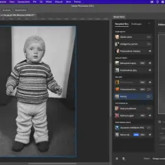 Jak zmienić kolor czarny na biały w Photoshopie? Dziecko w sweterku i czapce, obok panel Neural Filters z opcją "Koloruj".