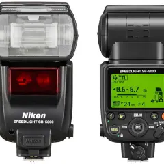 Dwie lampy błyskowe Nikon Speedlight SB-5000. Dowiedz się, jak zsynchronizować lampę błyskową z aparatem, aby uzyskać idealne oświetlenie.
