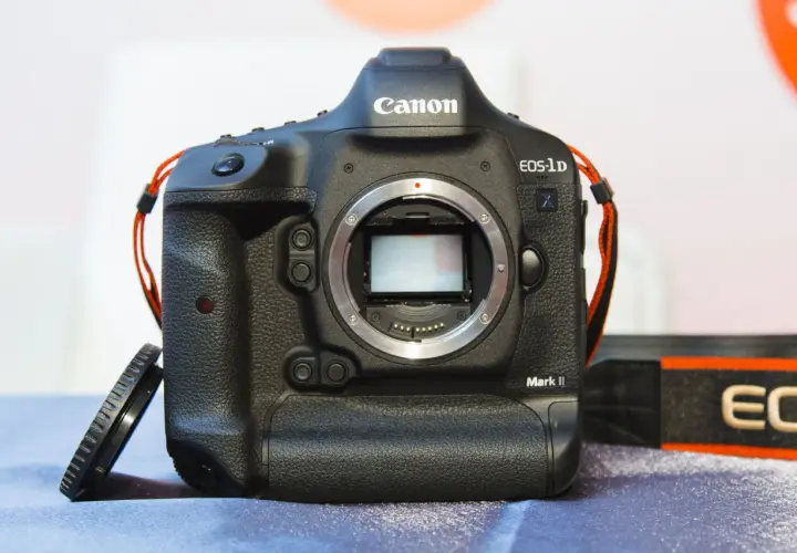 Profesjonalny aparat Canon EOS-1D Mark II. Chcesz wiedzieć, jak sprawdzić przebieg aparatu Canon? Ten model to świetny wybór.