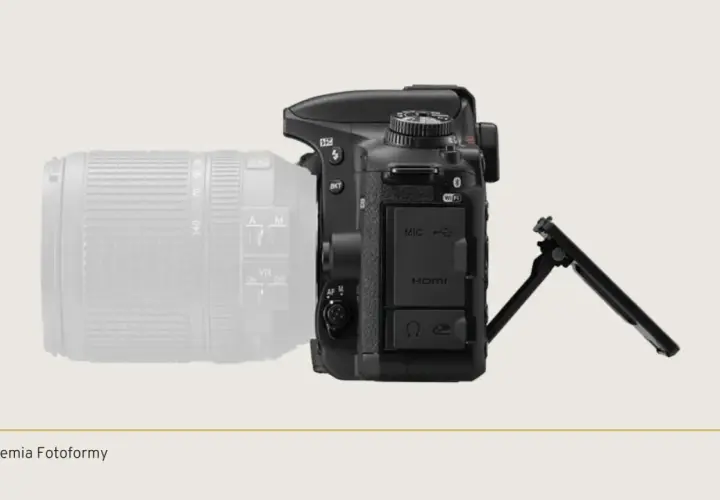 Widok z boku lustrzanki z obiektywem. Widoczne porty MIC, HDMI, gniazdo słuchawkowe. Jaka używana lustrzanka?