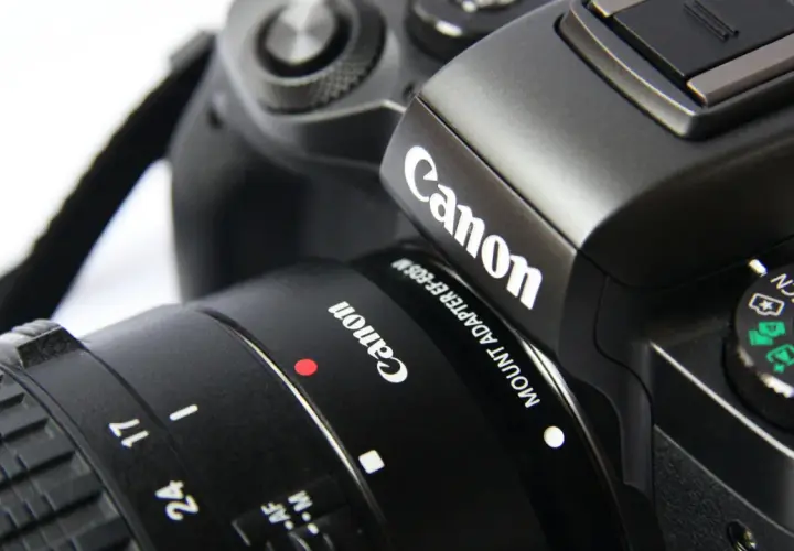 Canon lustrzanka do 500 zł, z obiektywem i paskiem. Idealna dla początkujących fotografów.