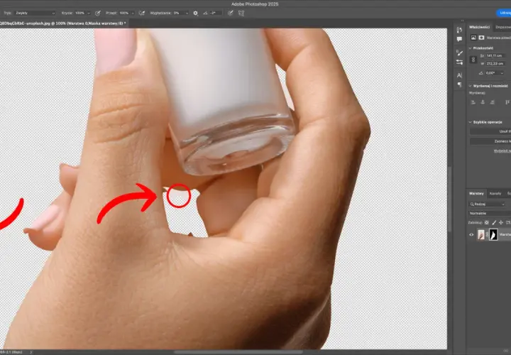 Pokazuje, jak usunąć tło w Photoshopie, zaznaczając fragment obrazu dłoni z buteleczką.