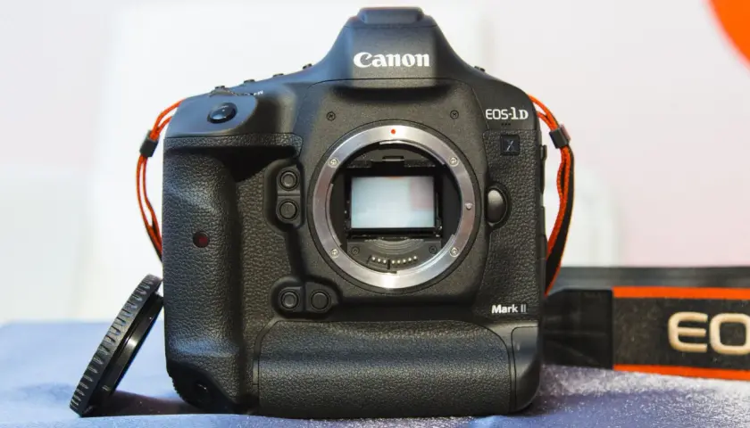Profesjonalny aparat Canon EOS-1D Mark II. Chcesz wiedzieć, jak sprawdzić przebieg aparatu Canon? Ten model to świetny wybór.