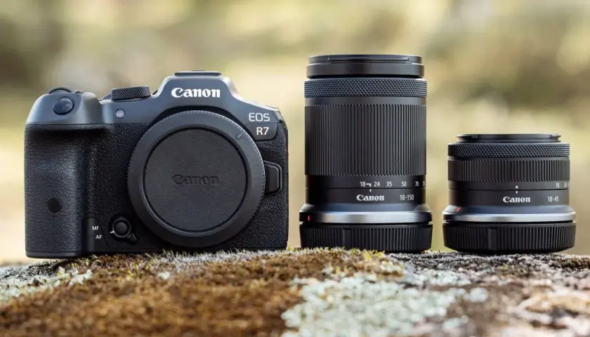 Canon EOS R7 z dwoma obiektywami: 18-150mm i 18-45mm. Idealny zestaw, jeśli zastanawiasz się, jakie aparaty fotograficzne wybrać.