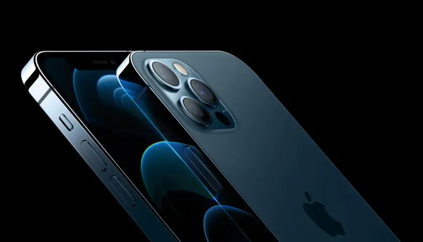 Dwa iPhone'y 12 Pro w kolorze grafitowym, z widocznym potrójnym aparatem.