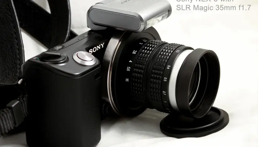 Sony NEX-5 z obiektywem SLR Magic 35mm f1.7 i zewnętrzną lampą błyskową.