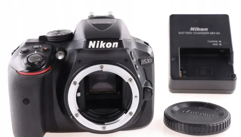 Cyfrowa lustrzanka Nikon D5300 z ładowarką i dekielkiem. Gotowa do uchwycenia Twoich najlepszych wspomnień.