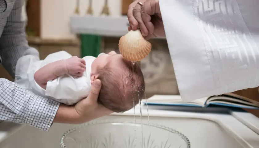 Chrzest dziecka. Warto wiedzieć, ile kosztuje fotograf na chrzest, by uwiecznić ten ważny moment.