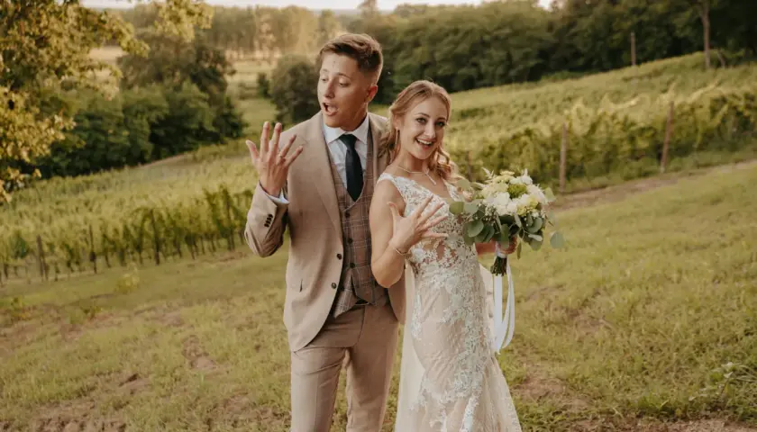 Para wesele w winnicy, z bukietem i obrączkami. Szukacie fotografa, który uchwyci takie emocje?