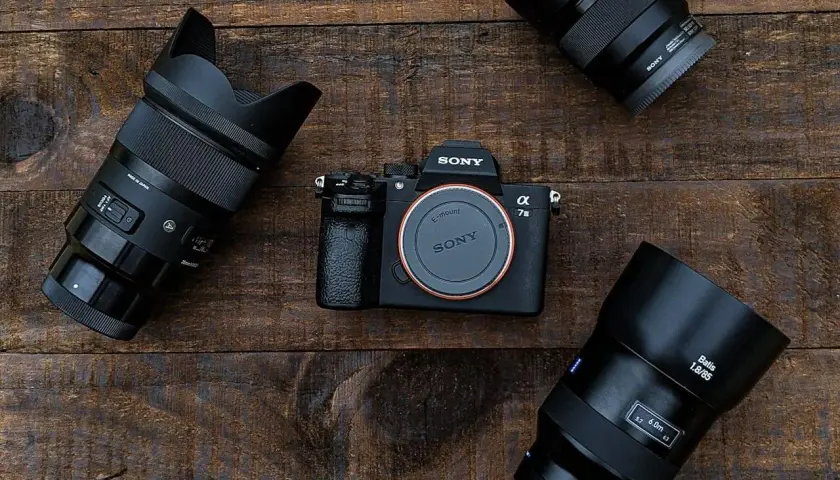 Sony Alpha 7 III z trzema obiektywami. Wybór między lustrzanką czy bezlusterkowcem to kluczowa decyzja fotografa.