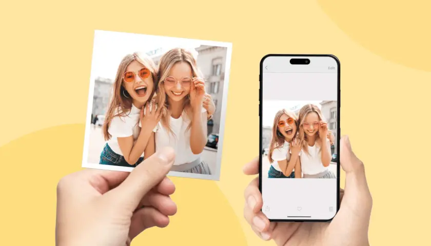 Dwie przyjaciółki na zdjęciu, które można wywołać u fotografa. Telefon pokazuje tę samą fotografię.