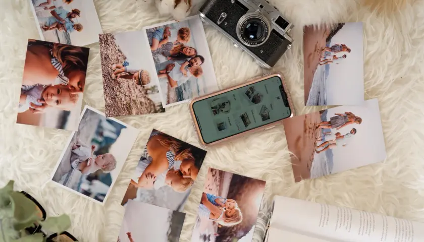 Zdjęcia rodzinne, telefon, aparat fotograficzny i bawełna na białym tle.