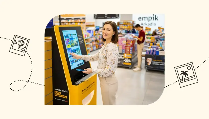 Kobieta korzysta z kiosku Empik, by wydrukować zdjęcia. Tak, w Empiku można wywołać zdjęcia od ręki, tworząc natychmiastowe wspomnienia.