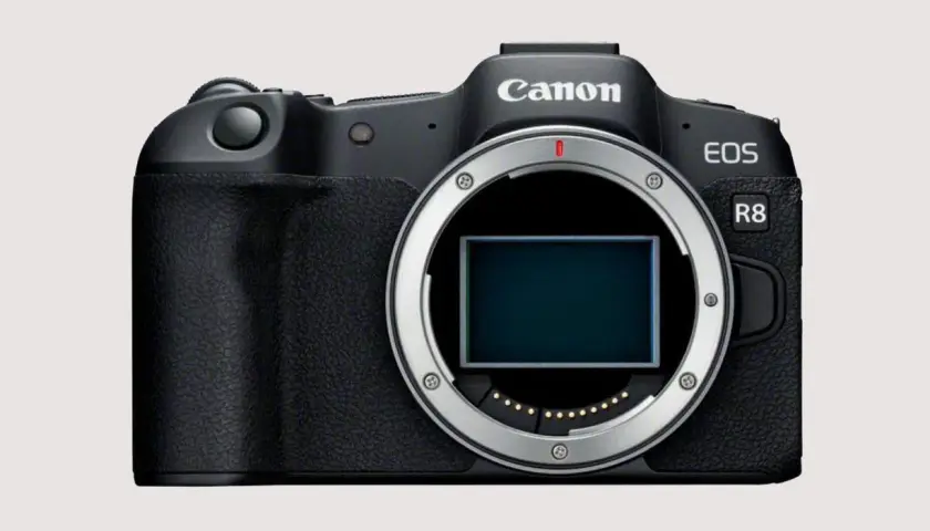 Czarny aparat lustrzanka Canon EOS R8 z widocznym sensorem.
