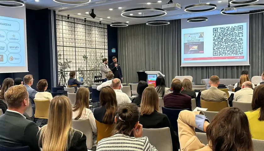 Na sali konferencyjnej trwa szkolenie. Prelegenci przemawiają do zgromadzonej publiczności. Idealne imprezy na które wynajmujemy fotografa, by uwiecznić ważne momenty.