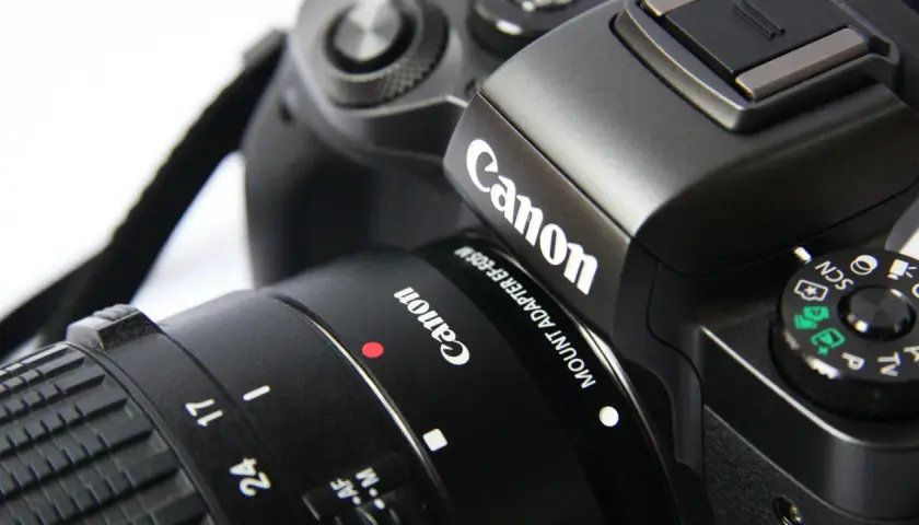 Canon lustrzanka do 500 zł, z obiektywem i paskiem. Idealna dla początkujących fotografów.