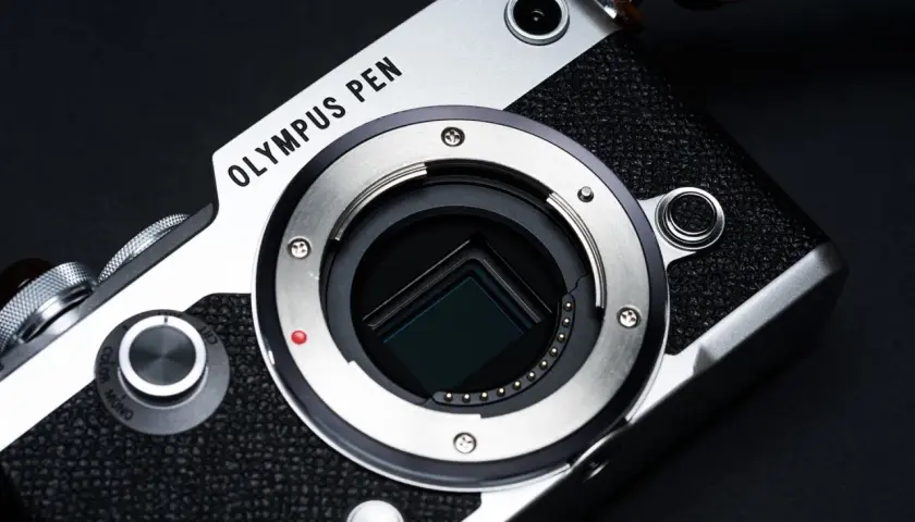 Zbliżenie na matrycę aparatu Olympus PEN z widocznym bagnetem obiektywu.