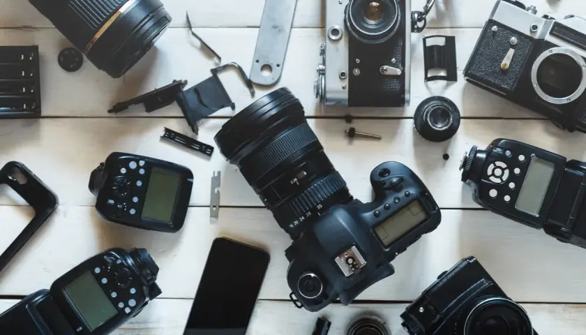 Zestaw sprzętu fotograficznego: lustrzanka na początek, obiektywy, lampy błyskowe i akcesoria.