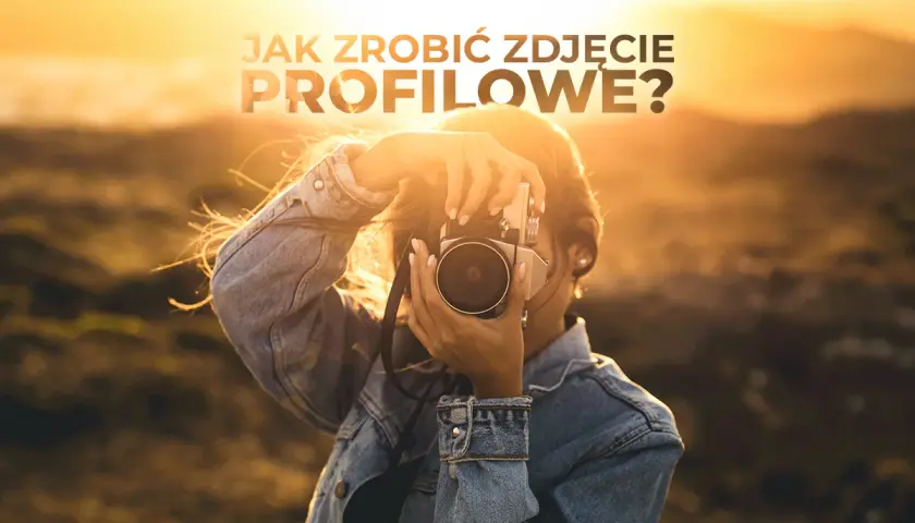 Kobieta w dżinsowej kurtce robi zdjęcie aparatem. Tekst na górze: "Jak zrobić zdjęcie profilowe?".
