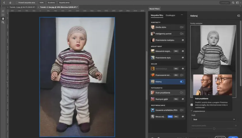 Dziecko w sweterku i czapce. Panel Neural Filters pokazuje opcję "Koloruj", sugerując jak zrobić czarno białe zdjęcie w Photoshop.