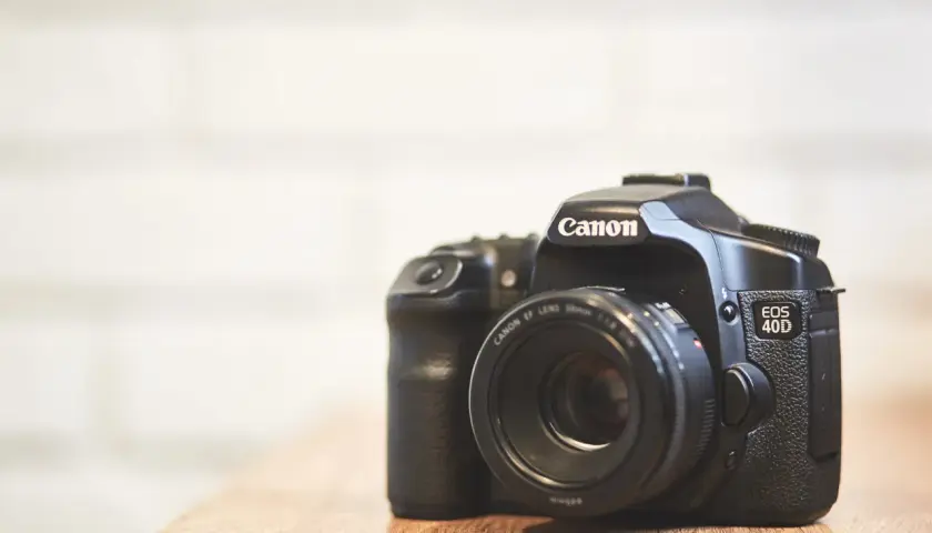 Czarna cyfrowa lustrzanka Canon EOS 40D z obiektywem 50mm, idealna dla początkujących fotografów.