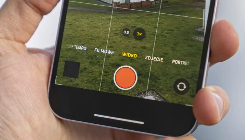 Aplikacja aparatu iPhone, tryb WIDEO. Dowiedz się, jak zrobić filmik ze zdjęć z podkładem muzycznym na iPhone.