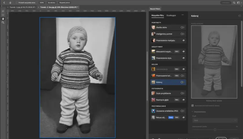 Jak zmienić kolor czarny na biały w Photoshopie? Dziecko w sweterku i czapce, obok panel Neural Filters z opcją "Koloruj".