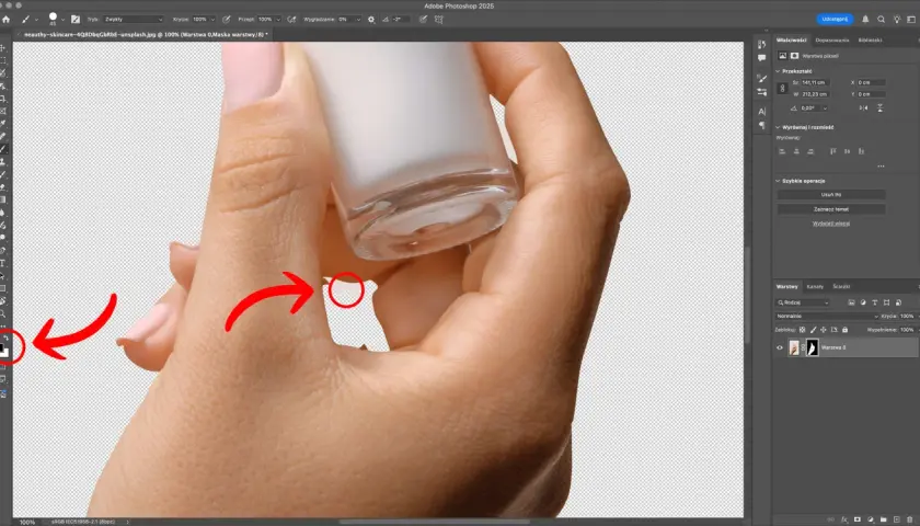 Pokazuje, jak usunąć tło w Photoshopie, zaznaczając fragment obrazu dłoni z buteleczką.