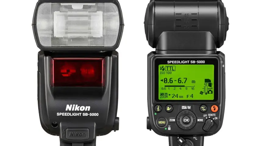 Dwie lampy błyskowe Nikon Speedlight SB-5000. Dowiedz się, jak zsynchronizować lampę błyskową z aparatem, aby uzyskać idealne oświetlenie.