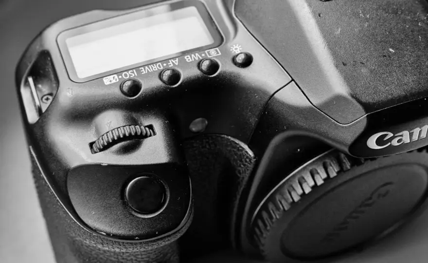 Canon 1000D w 2026: Czy warto kupić tę tanią lustrzankę?