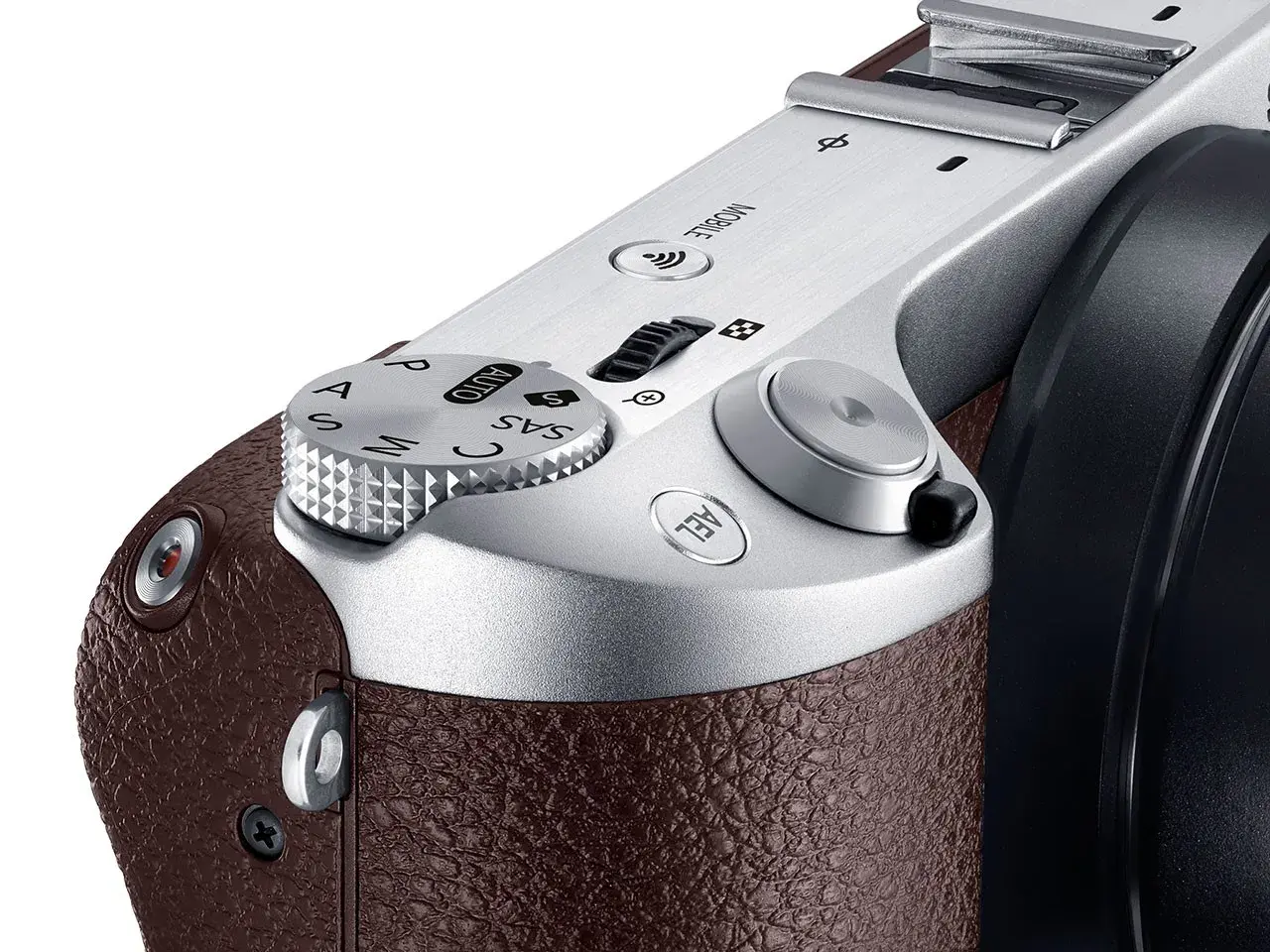 Zbliżenie na górną część eleganckiej, brązowej obudowy aparatu samsung lustrzanka cyfrowa. Widoczny pokrętło trybów i przyciski.