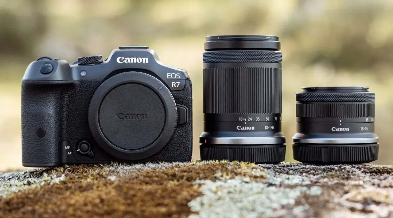 Canon EOS R7 z dwoma obiektywami: 18-150mm i 18-45mm. Idealny zestaw, jeśli zastanawiasz się, jakie aparaty fotograficzne wybrać.