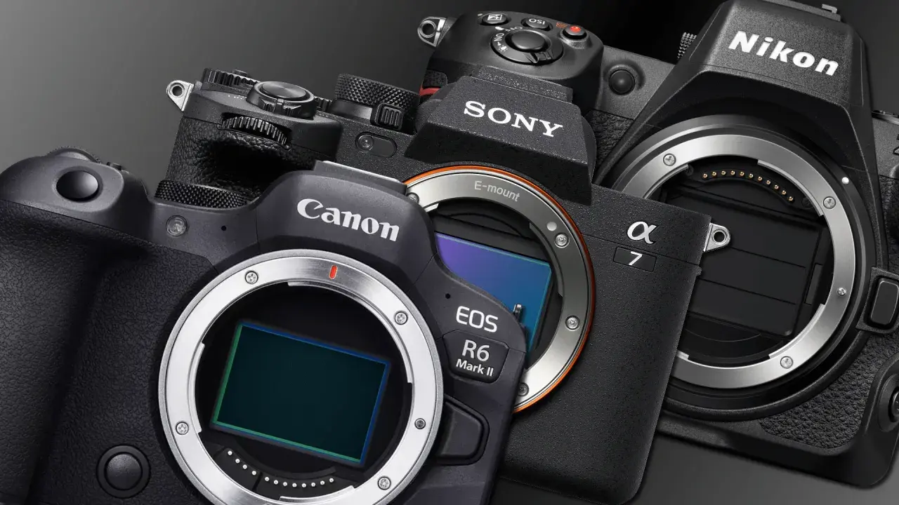 Zbliżenie na korpusy aparatów Canon, Sony i Nikon z widocznymi bagnetami.