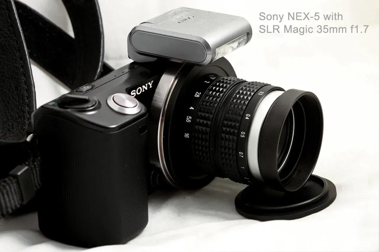 Sony NEX-5 z obiektywem SLR Magic 35mm f1.7 i zewnętrzną lampą błyskową.
